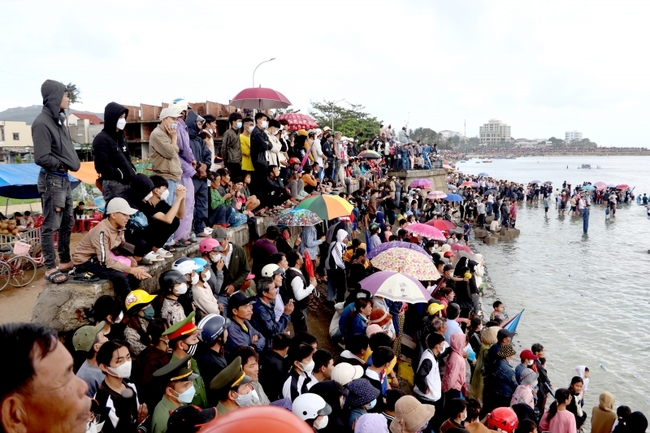 Lễ hội đua thuyền truyền thống Tứ linh tại đảo Lý Sơn thu hút đông đảo người dân và du khách - Ảnh 4.