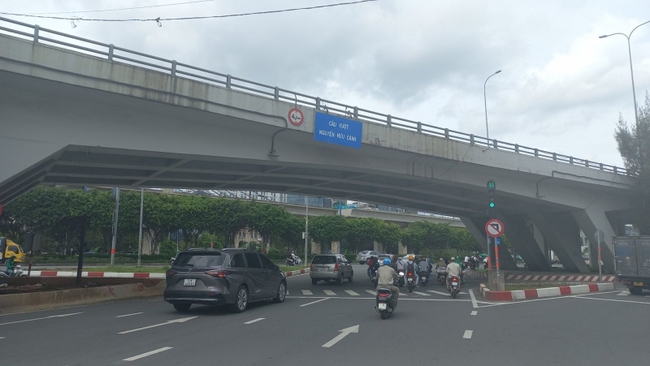 TP.HCM cho phép xe máy lưu thông trên cầu vượt Nguyễn Hữu Cảnh - Ảnh 2.
