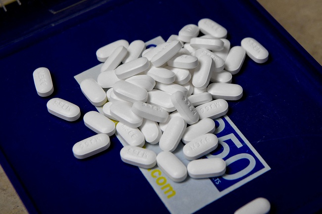 Bộ Tư pháp Mỹ kiện một hãng dược phẩm lớn vì phân phối thuốc giảm đau gây nghiện - Ảnh 1.