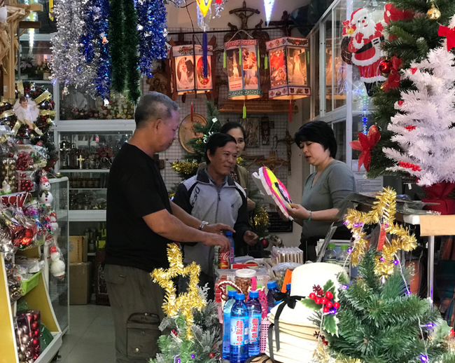 Thị trường Noel tại Đà Nẵng bắt đầu sôi động - Ảnh 2.