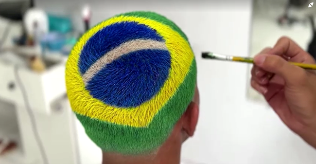 Người hâm mộ Brazil vẽ cờ quốc gia trên tóc - Ảnh 1.