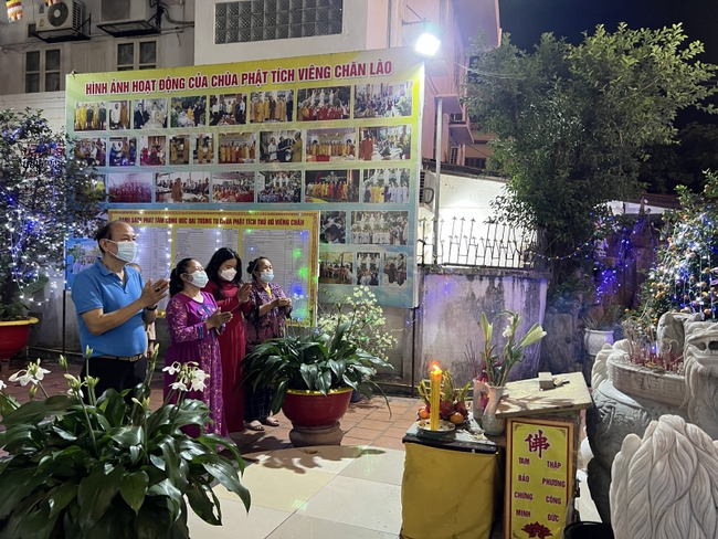 Cộng đồng người Việt tại Lào đón giao thừa cầu mong cuộc sống bình an - Ảnh 2.