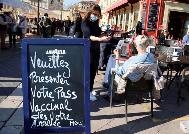 Dịch Covid-19 giảm, Pháp tính bỏ việc kiểm tra thẻ vaccine vào cuối tháng 3/2022 - Ảnh 2.