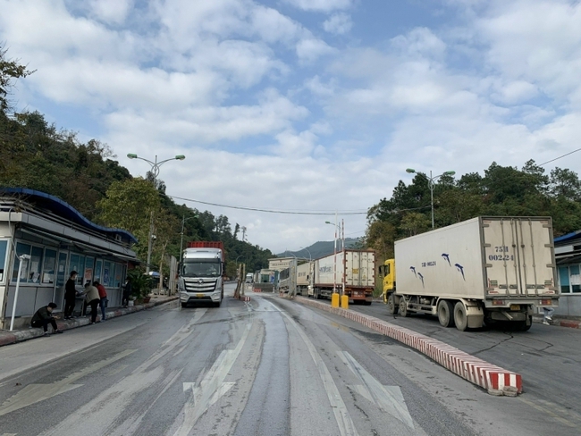 Lạng Sơn: Gần 1.600 xe hàng chờ làm thủ tục thông quan tại các cửa khẩu - Ảnh 1.