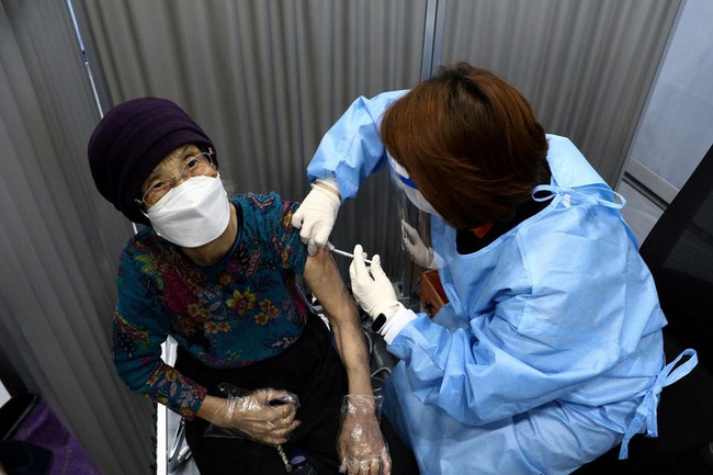 Hàn Quốc triển khai tiêm mũi vaccine thứ tư từ cuối tháng 2 - Ảnh 1.