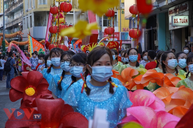 TP.HCM: Hàng ngàn người dân đổ ra đường xem diễu hành Lễ hội Tết Nguyên tiêu 2022 - Ảnh 4.