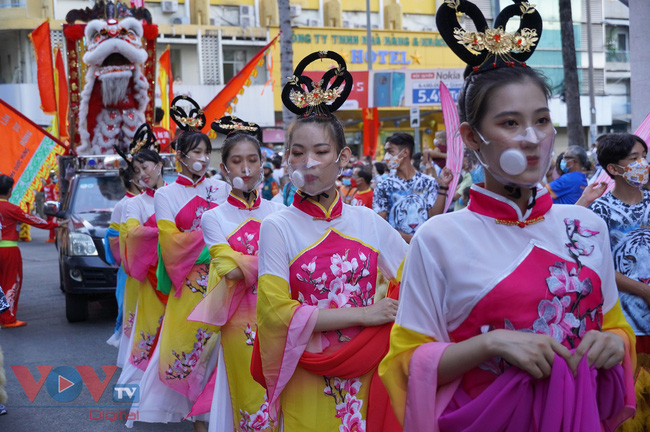 TP.HCM: Hàng ngàn người dân đổ ra đường xem diễu hành Lễ hội Tết Nguyên tiêu 2022 - Ảnh 5.