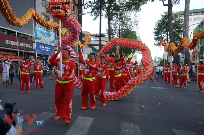 TP.HCM: Hàng ngàn người dân đổ ra đường xem diễu hành Lễ hội Tết Nguyên tiêu 2022 - Ảnh 9.