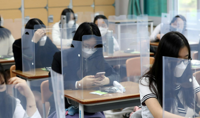 Hàn Quốc không bắt buộc giáo viên, học sinh phải test nhanh Covid-19 - Ảnh 1.