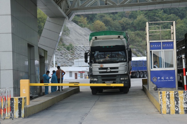 Trung Quốc tạm ngừng nhập khẩu hàng hóa qua cửa khẩu Hà Khẩu - Lào Cai - Ảnh 1.