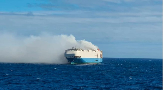 Cháy tàu vận chuyển xe ô tô của Volkswagen ở ngoài bờ biển Bồ Đào Nha - Ảnh 1.