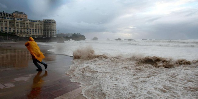 Pháp ban bố tình trạng thảm hoạ tại miền Bắc do bão Eunice - Ảnh 1.