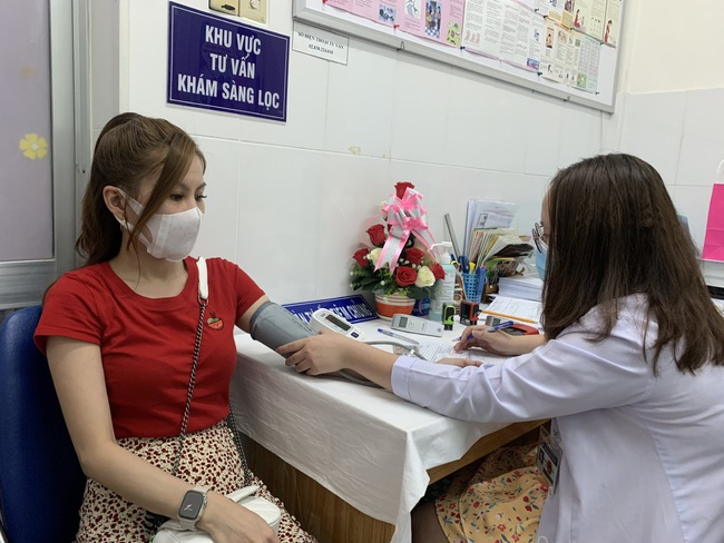 TP.HCM: Đông đảo người dân tiêm vaccine những ngày đầu năm mới - Ảnh 2.