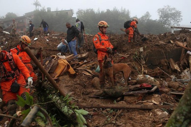 Khả năng không còn người sống sót trong các đống đổ nát do mưa lũ ở Brazil - Ảnh 1.