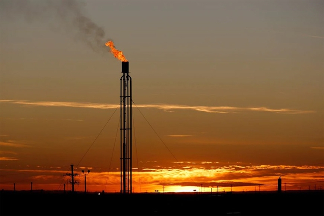 Giá dầu thế giới tăng mạnh sau những diễn biến mới về tình hình Ukraine - Ảnh 1.