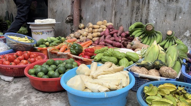 Giá rau xanh tại Hà Nội tăng từ 2-3 lần - Ảnh 1.