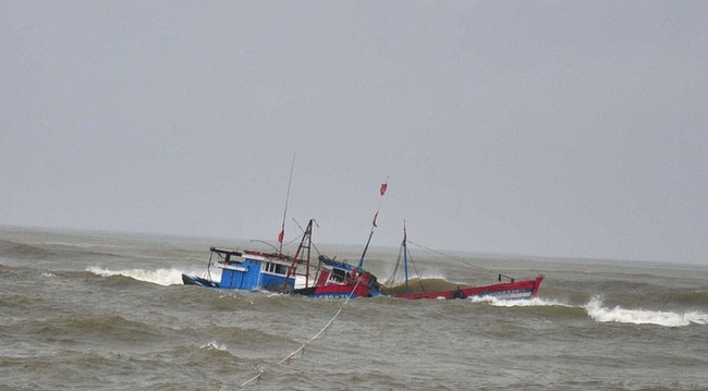Hà Tĩnh: Chìm thuyền trên biển, 14 ngư dân được đưa vào bờ an toàn - Ảnh 1.