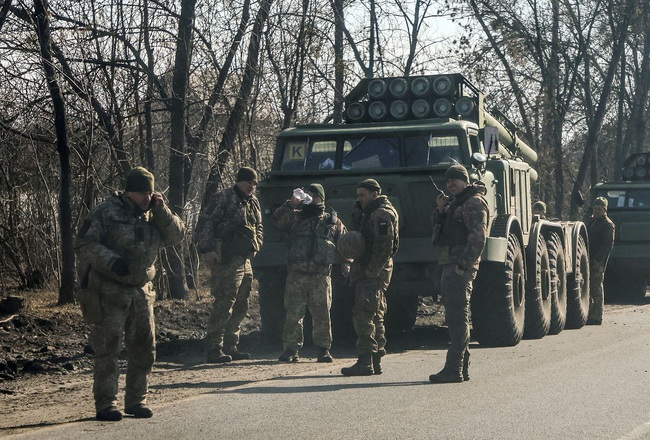 Nga tấn công Ukraine: Các nước liên tục đưa ra lệnh trừng phạt mới - Ảnh 1.