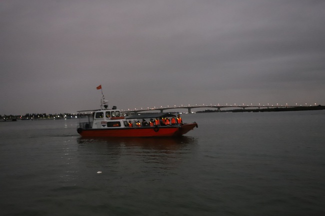 Vụ chìm tàu trên biển Cửa Đại, tỉnh Quảng Nam: Đã xác định 13 người tử vong - Ảnh 5.