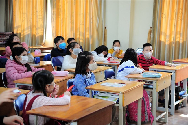 Học sinh từ lớp 1 đến lớp 6 thuộc 18 huyện, thị xã của Hà Nội trở lại trường học trực tiếp - Ảnh 1.