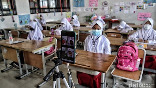 Tăng cụm Covid-19 học đường và gia đình, Indonesia dừng học trực tiếp 100% công suất - Ảnh 2.