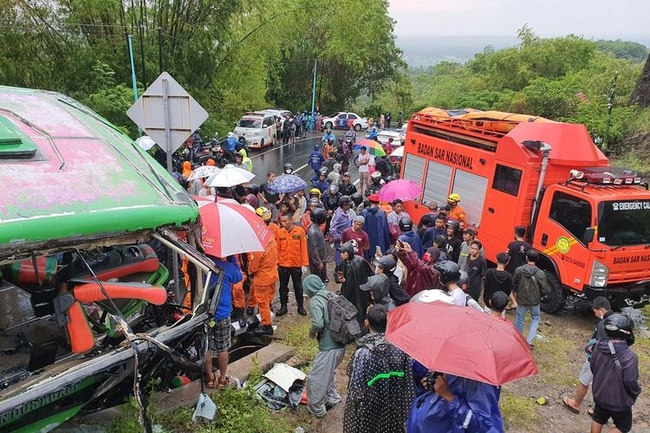 Indonesia: Xe buýt đâm vào vách núi, 13 người chết, 42 người bị thương - Ảnh 1.