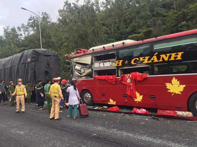Phú Yên: Xe khách tông đuôi xe đầu kéo, 1 người chết, 10 người bị thương - Ảnh 1.