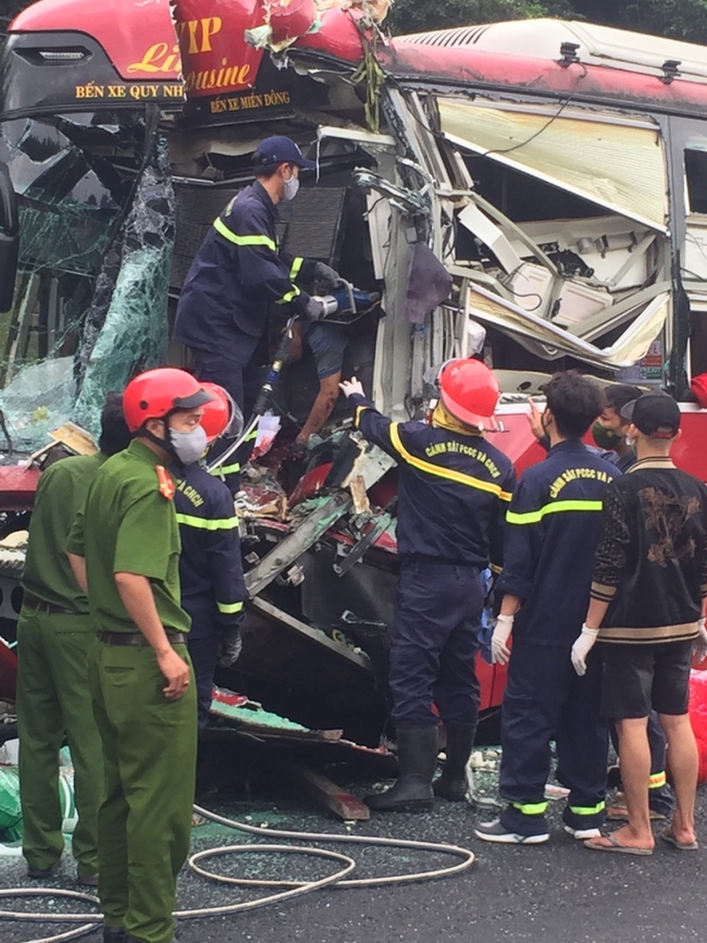 Phú Yên: Xe khách tông đuôi xe đầu kéo, 1 người chết, 10 người bị thương - Ảnh 2.