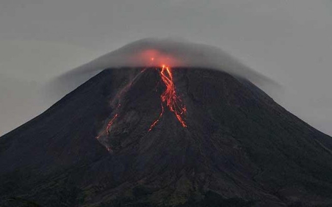 Indonesia: Núi lửa Merapi phun trào mây nóng xa 5 km, người dân sơ tán - Ảnh 2.