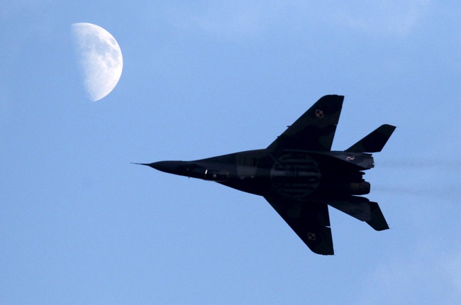 Mỹ từ chối đề nghị cung cấp máy bay chiến đấu cho Ukraine - Ảnh 1.