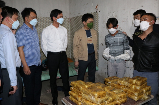 Điện Biên: Bắt giữ 4 đối tượng mua bán, vận chuyển 228.000 viên ma túy tổng hợp - Ảnh 1.