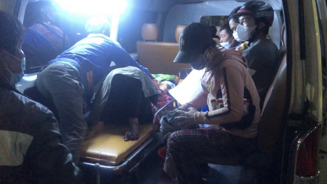 Quảng Ngãi: Xác minh việc xe cấp cứu bị chặn khi vào bệnh viện chở bệnh nhân chuyển viện - Ảnh 3.