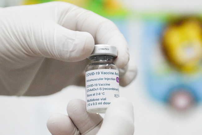 Cổ phiếu của các nhà sản xuất vaccine tăng khi Trung Quốc đối mặt với đợt bùng phát mới - Ảnh 1.