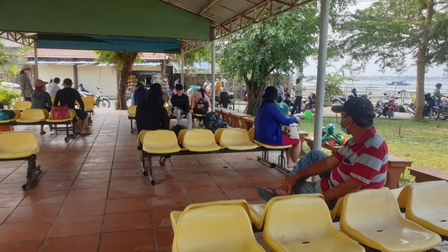 Hàng chục người dân và du khách mắc kẹt ở đảo Cù Lao Chàm - Ảnh 2.
