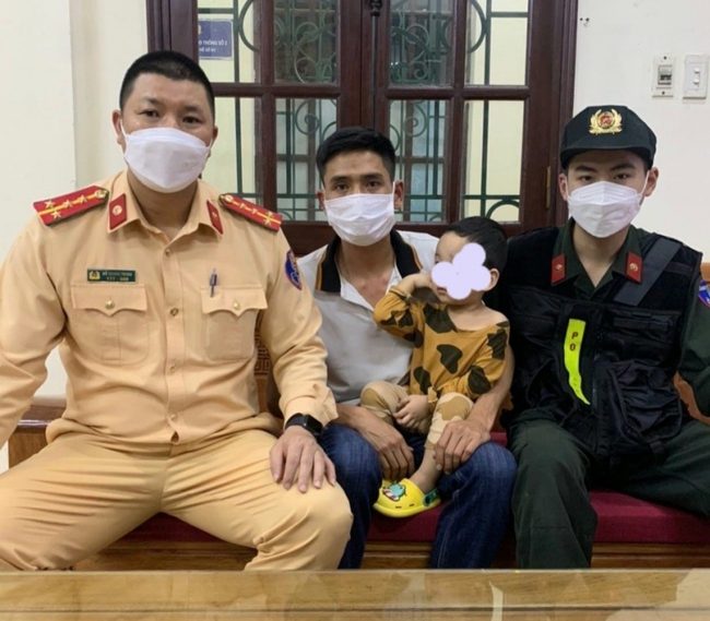 Quảng Ninh: CSGT ngăn chặn hai bố con nhảy cầu Bãi Cháy - Ảnh 1.