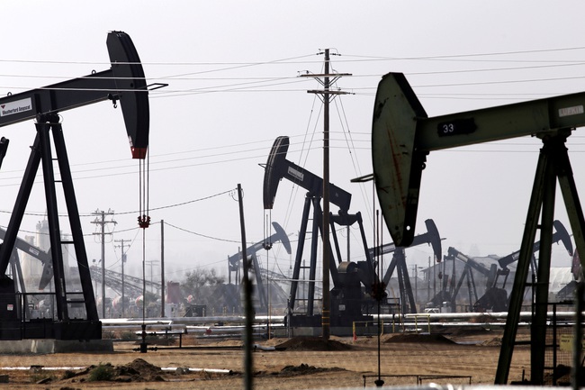 Giá dầu thế giới tăng mạnh do lo ngại thiếu hụt nguồn cung từ Nga - Ảnh 1.