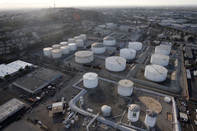 Giá dầu thế giới tiếp tục biến động mạnh do cuộc khủng hoảng tại Ukraine - Ảnh 1.