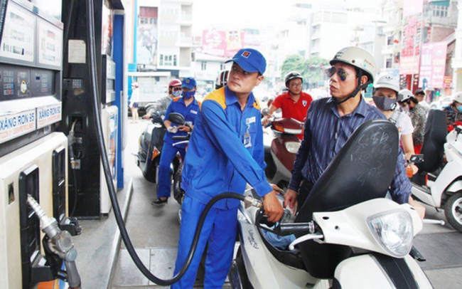 Giá xăng dầu giảm hơn 600 đồng/lít chuỗi tăng kỷ lục - Ảnh 1.