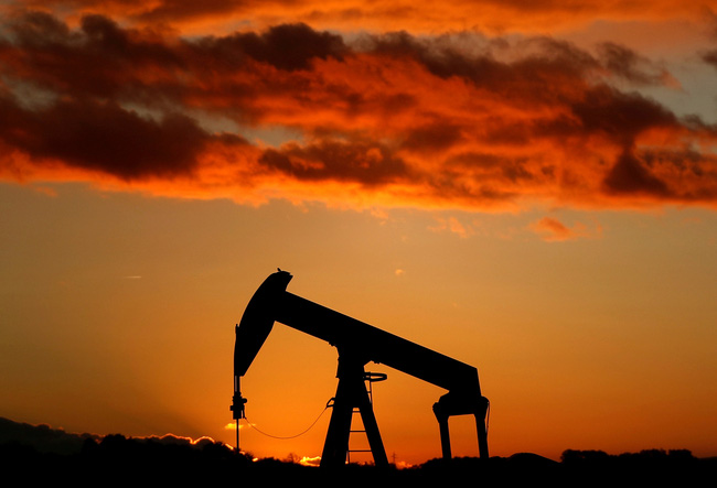Giá dầu mỏ vẫn biến động và đắt đỏ khi thế giới phải đương đầu với thiếu hụt nguồn cung - Ảnh 1.