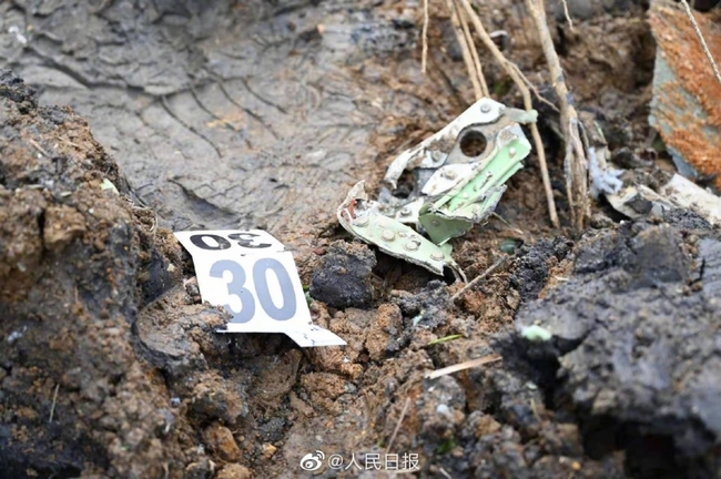 Trung Quốc tìm thấy thi thể và vật dụng của nạn nhân vụ tai nạn máy bay - Ảnh 3.