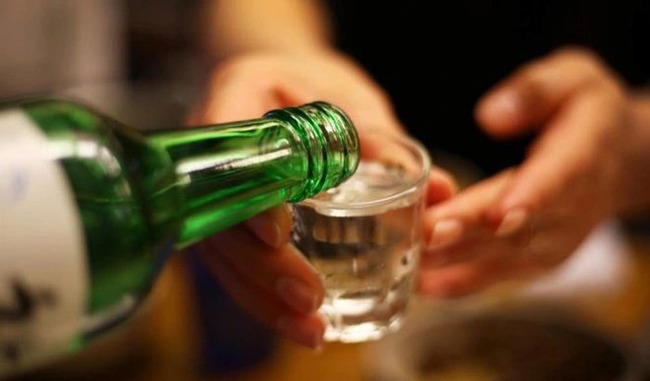 Mỹ: Số ca tử vong liên quan đến rượu, bia cao hơn số ca tử vong vì COVID-19 - Ảnh 1.
