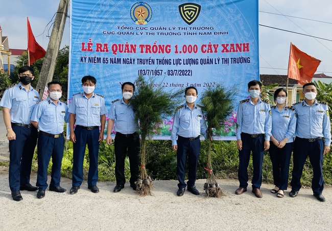 Nam Định: Cục Quản lý thị trường tổ chức trồng 1.000 cây xanh - Ảnh 1.