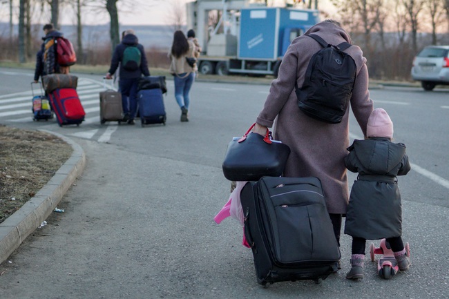 Mỹ sẽ tiếp nhận khoảng 100.000 người Ukraine sơ tán - Ảnh 1.