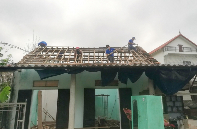 'Đội thợ xây 0 đồng' sửa nhà miễn phí giúp người nghèo - Ảnh 4.