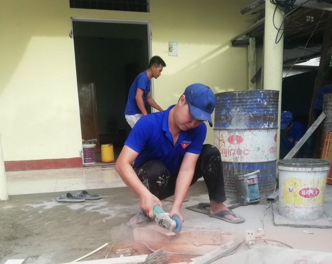 'Đội thợ xây 0 đồng' sửa nhà miễn phí giúp người nghèo - Ảnh 7.