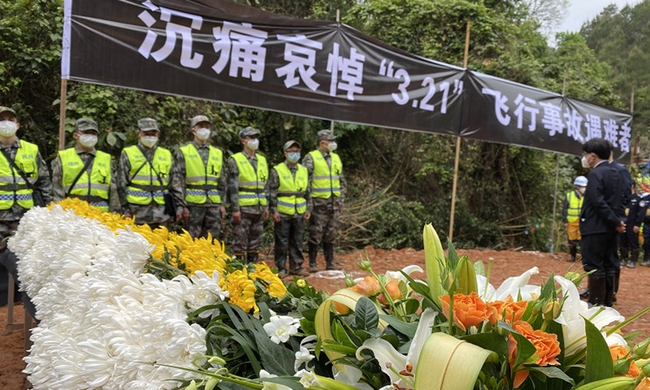 Trung Quốc tưởng niệm các nạn nhân vụ rơi máy bay - Ảnh 1.