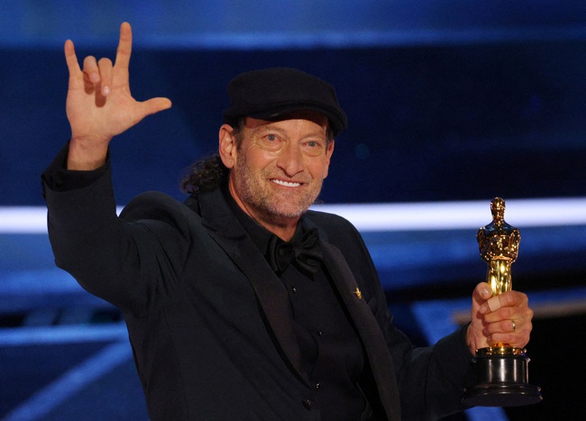 Diễn viên khiếm thính đầu tiên đoạt giải Oscar - Ảnh 1.