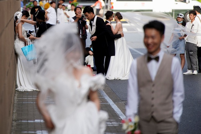 Dân số kết hôn lần đầu ở Trung Quốc giảm một nửa trong 7 năm - Ảnh 2.