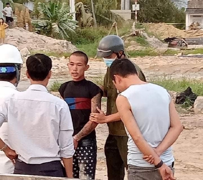 Tạm giữ hình sự người đã điều khiển xe múc đập nát 2 ô tô ở Bình Thuận - Ảnh 1.