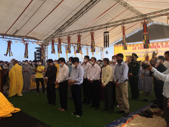Tổ chức lễ cầu siêu 17 người tử nạn trong vụ lật cano trên biển Cửa Đại, Hội An - Ảnh 3.